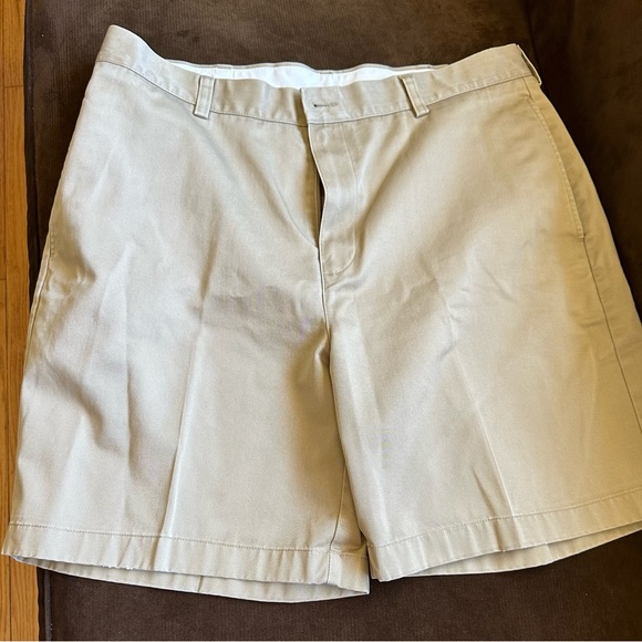 L.L.Bean Natural Fit Kaki Brown Shorts 100 % Cotton Sz 38 Pockets Thick Material - Picture 1 of 13